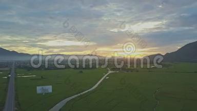 无人机在黎明时分在热带地区展示农村土地和田间公路